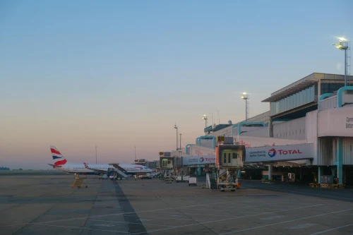 South African Airways (SA) aircraft on the apron.
