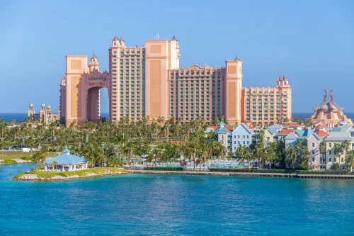 Iconic view of Marsh Harbour (MHH), bahamas — Scenic view of the Atlantis Resort amidst palm trees and blue ocean, Nassau, Bahamas..