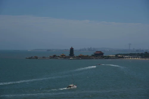 Iconic view of Zhanjiang (ZHA), china — Scenic aerial shot of a coastal pagoda and boats in China.