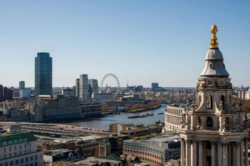 Iconic view of London (LHR), United Kingdom — A picturesque view of London's skyline featuring the iconic London Eye and river Thames..