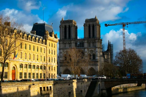 Dame Cathedral with clear Paris skyline and a construction crane