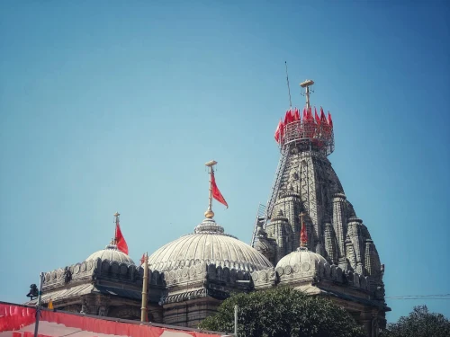 A stunning view of the Dwarkadhish Temple under a clear blue sky in Gujarat, India