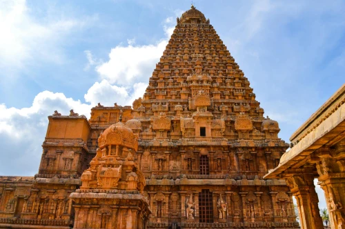 Stunning view of the ancient Brihadeeswarar Temple under a bright blue sky in Thanjavur, Tamil Nadu