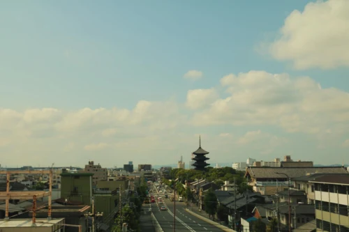 Iconic view of Kyoto (UKY), japan — Explore the iconic skyline of Kyoto with the striking Yasaka Pagoda in the foreground.