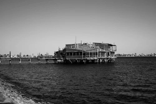 Iconic view of Walvis Bay (WVB), namibia — Black and white image of a building on stilts in Walvis Bay, Namibia, along the shoreline..
