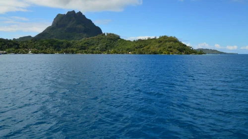 Stunning view of lush island landscape with mountain and blue ocean under a clear sky