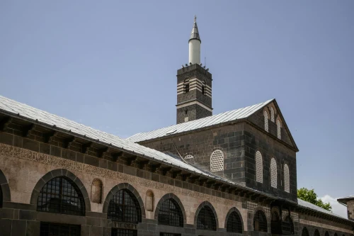A view of the Great Mosque of Diyarbakır against a clear blue sky in Türkiye