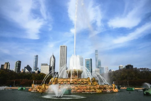 Iconic Buckingham Fountain in Chicago with a vibrant skyline backdrop on a sunny day